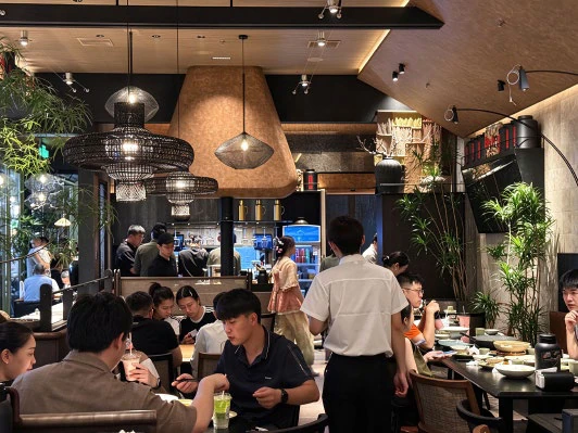 裕鼎鲜用餐场景，顾客在餐厅相聚