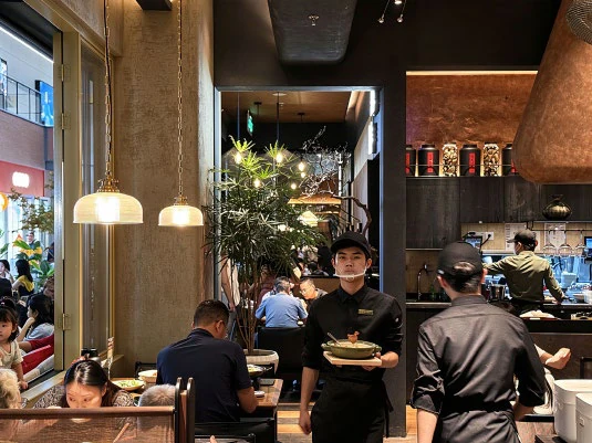 裕鼎鲜餐厅场景，服务人员与用餐顾客